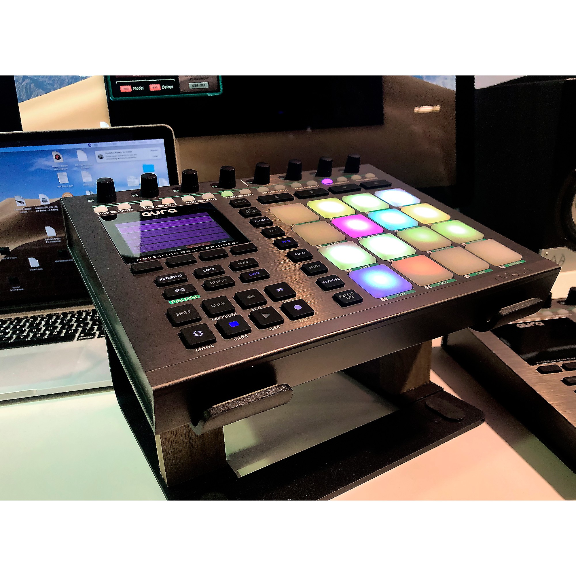 NEKTAR AURA MIDIコントローラー Nektar TechnologyのMIDIコントローラー、AURAのご紹介です。