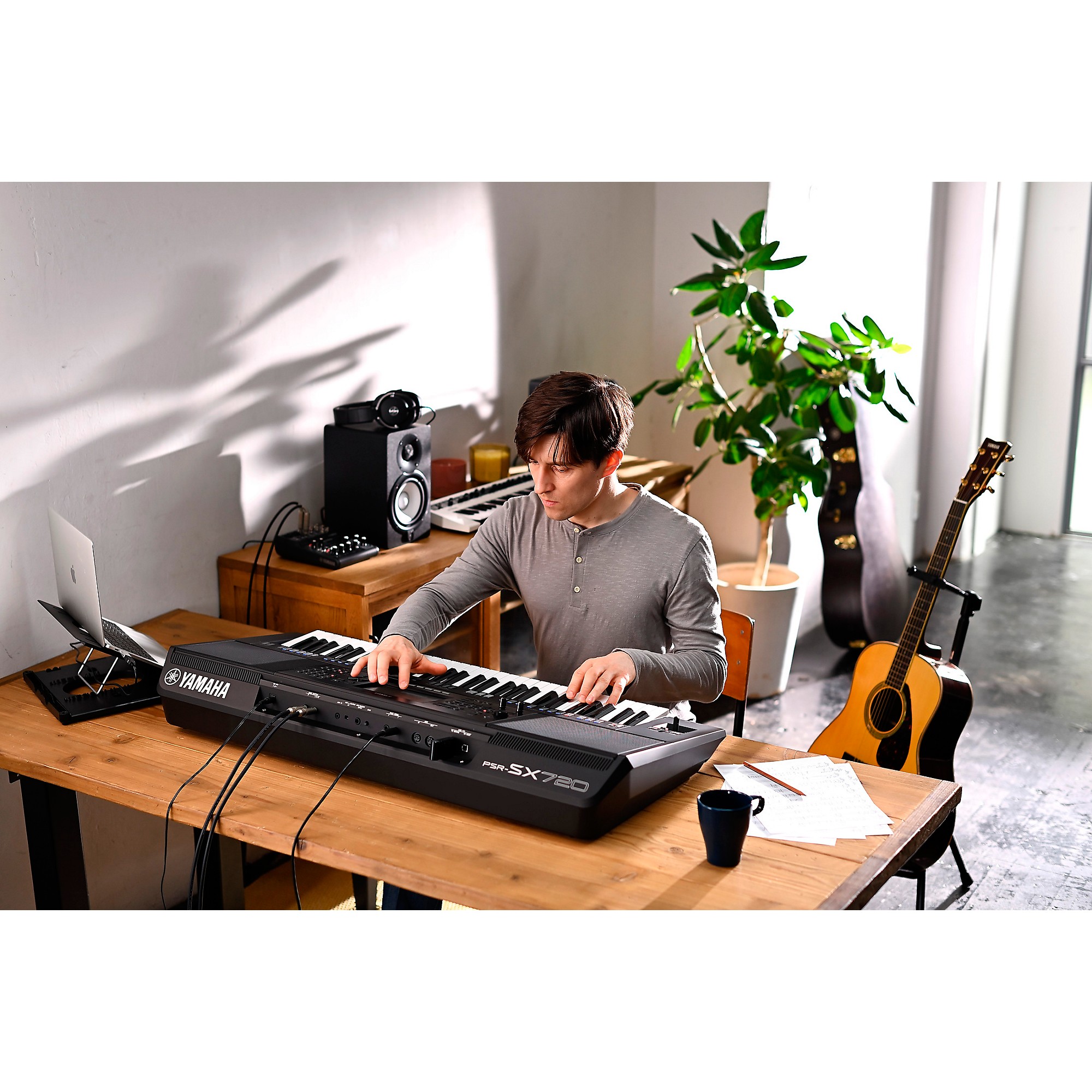 Yamaha PSR-SX720 61-Key Mid-Level Arranger Keyboard | Music