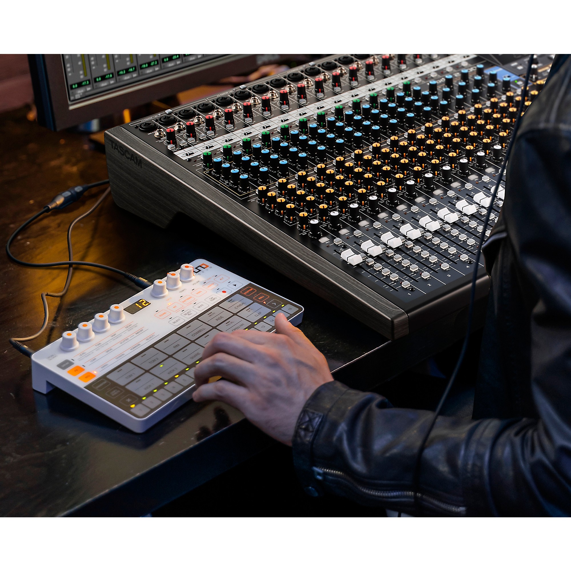 TASCAM M2524 ジャンクとして Tascam M-2524 1991-1996 24